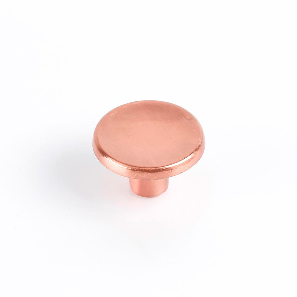 Blíster com 2 puxadores redondos para móveis. fabricado em zamak e acabamento ouro rosso mate. mod. 774 ø35mm. rei